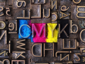 Toner: Stempelbuchstaben mit eingefärbten C, M, Y, K