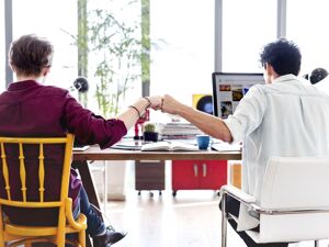 TA und seine Kunden: Zwei Männer geben sich einen fist bump