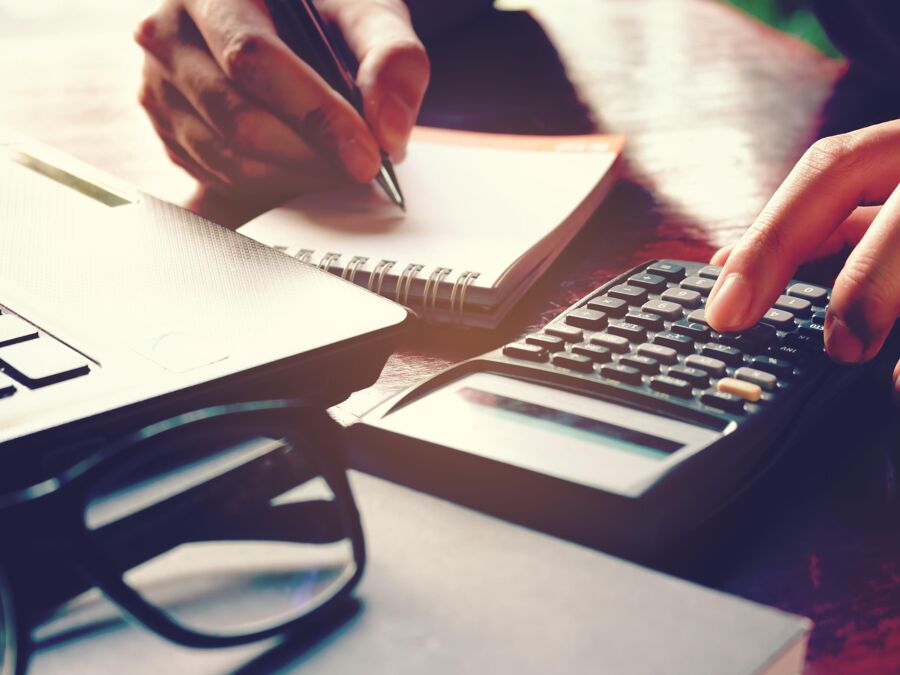 Finanzierungsservice: Nahaufnahme. Jemand macht sich Notizen und rechnet