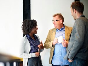 Kundendienst: Kollegen, die sich während der Kaffeepause sprechen