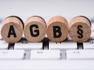 AGB als Korkstempel auf einer Tastatur